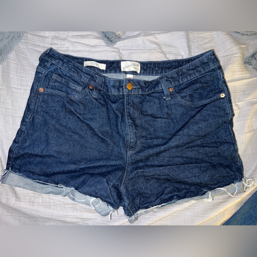 Universal thread. Size 16.